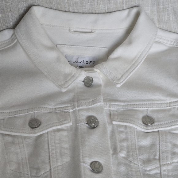 LOFT Denim Trucker Long Sleeve White Jacket w Back Hem Button Tabs Women Size M - Picture 4 of 15